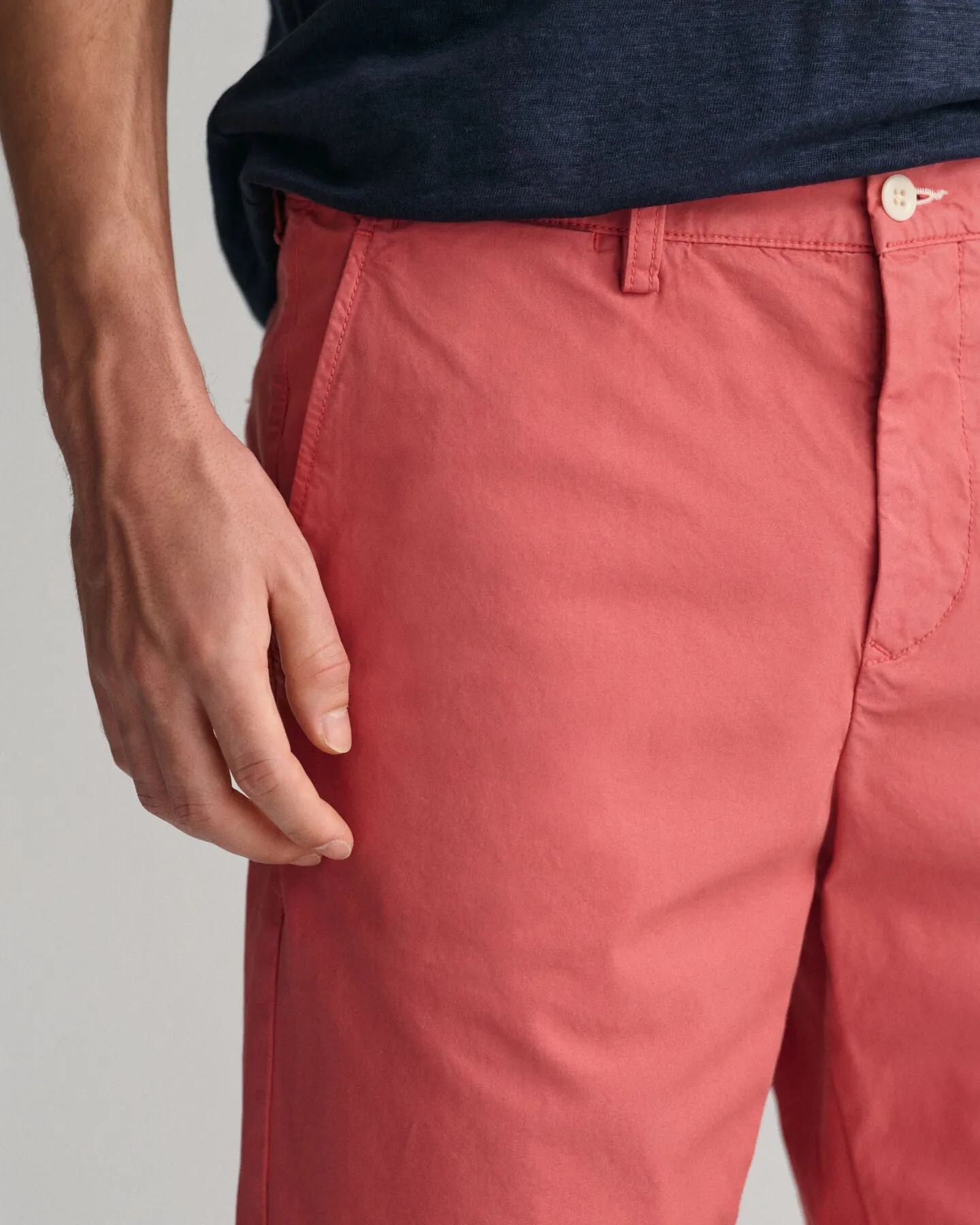 GANT - Allister Regular Fit Sunfaded Shorts in Mineral Red