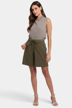 Leichte Bermuda Shorts aus Stretch Leinen | Bay Leaf
