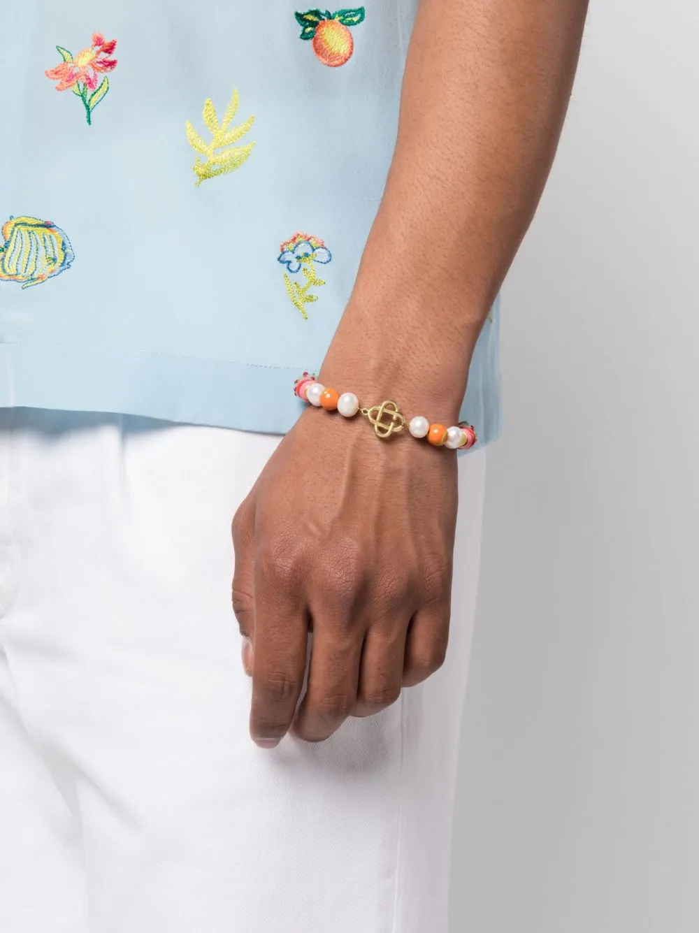 logo-charm beaded pearl bracelet